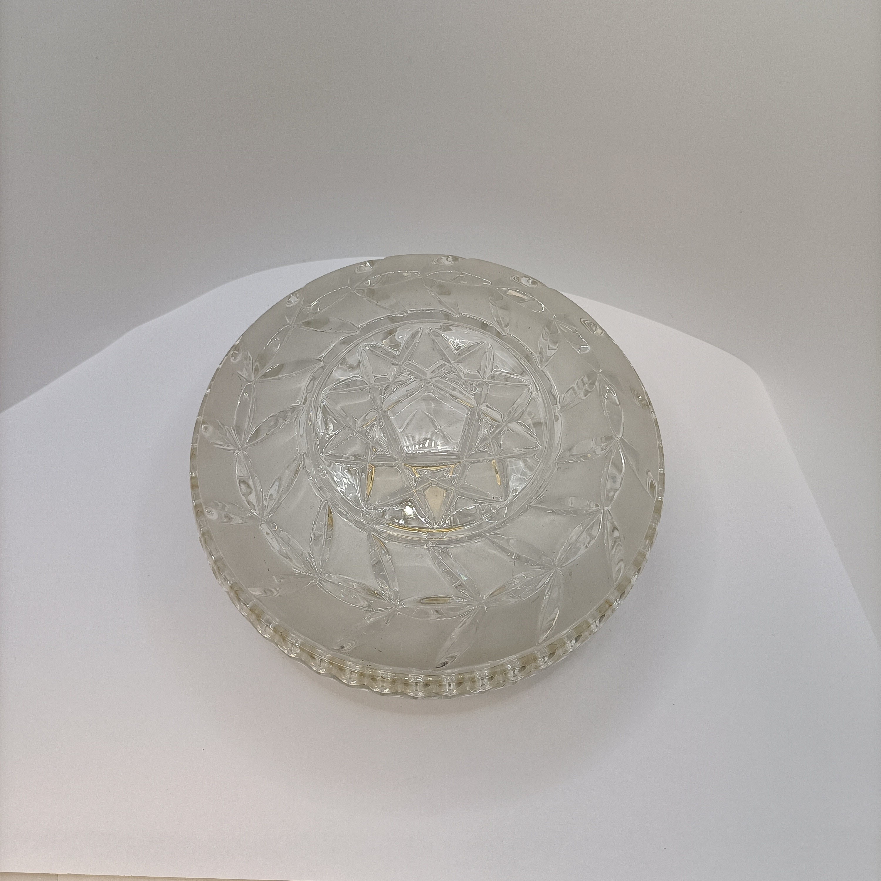 Voir photo 5 de Bonbonnière vintage en verre pressé avec couvercle décor géométrique Ø14,5 cm Bonbonnière vintage en verre pressé avec couvercle décor géométrique Ø14,5 cm Très bon état reconditionné photo 5