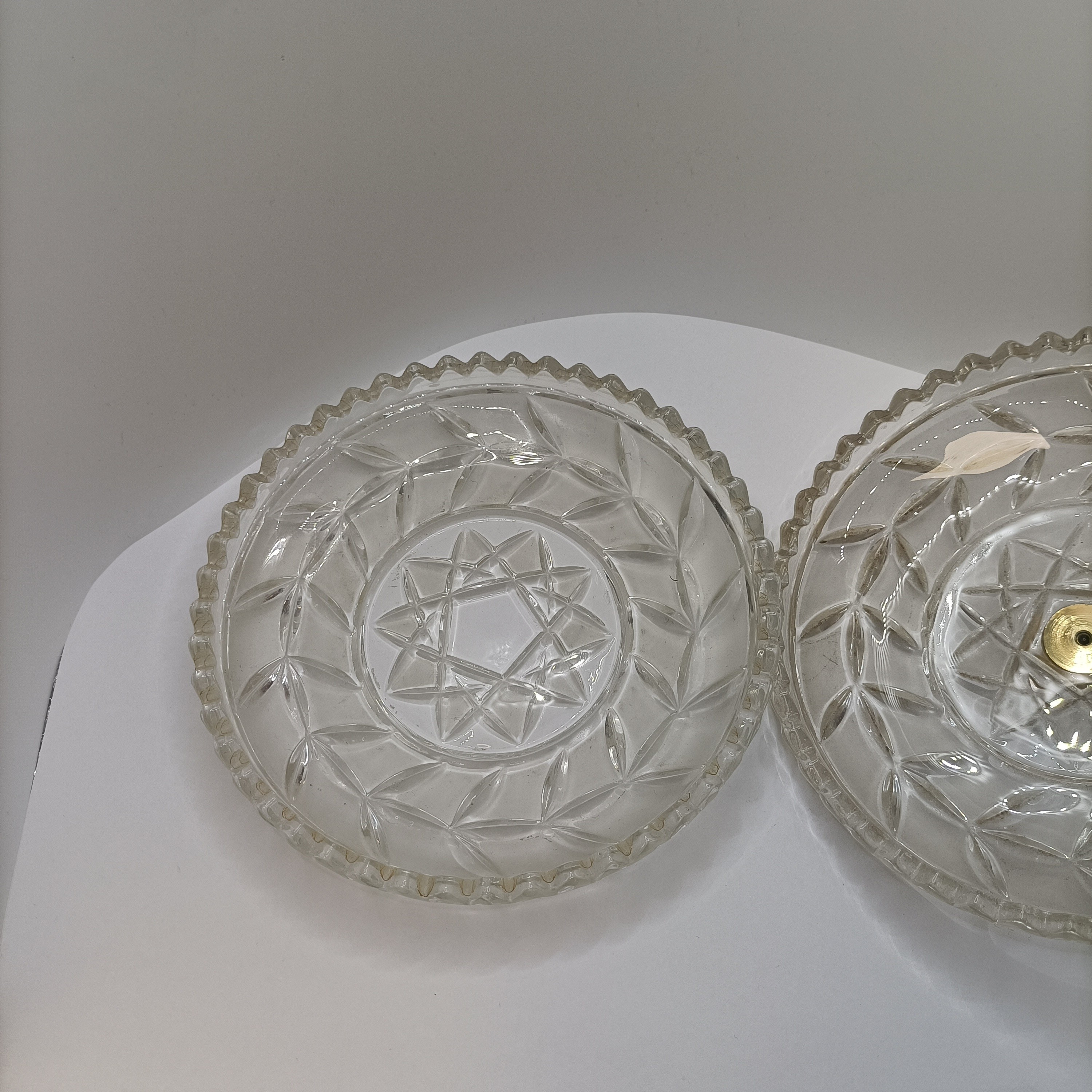Voir photo 6 de Bonbonnière vintage en verre pressé avec couvercle décor géométrique Ø14,5 cm Bonbonnière vintage en verre pressé avec couvercle décor géométrique Ø14,5 cm Très bon état reconditionné photo 6