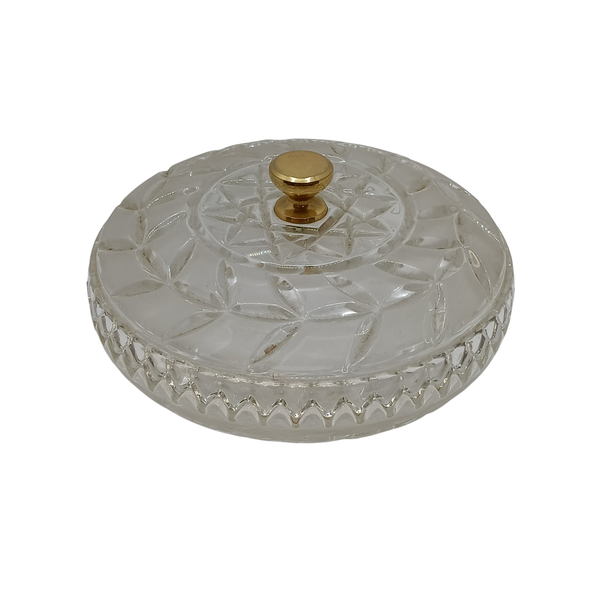 Bonbonnière vintage en verre pressé avec couvercle décor géométrique Ø14,5 cm Très bon état - 19,00 € Bonbonnière vintage en verre pressé avec couvercle décor géométrique Ø14,5 cm Très bon état reconditionné disponible sur Label Emmaüs