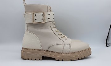 Acheter Boots à lacets ecru de seconde main - 25,00 € Boots à lacets ecru de seconde main reconditionné disponible sur Claquettes Market