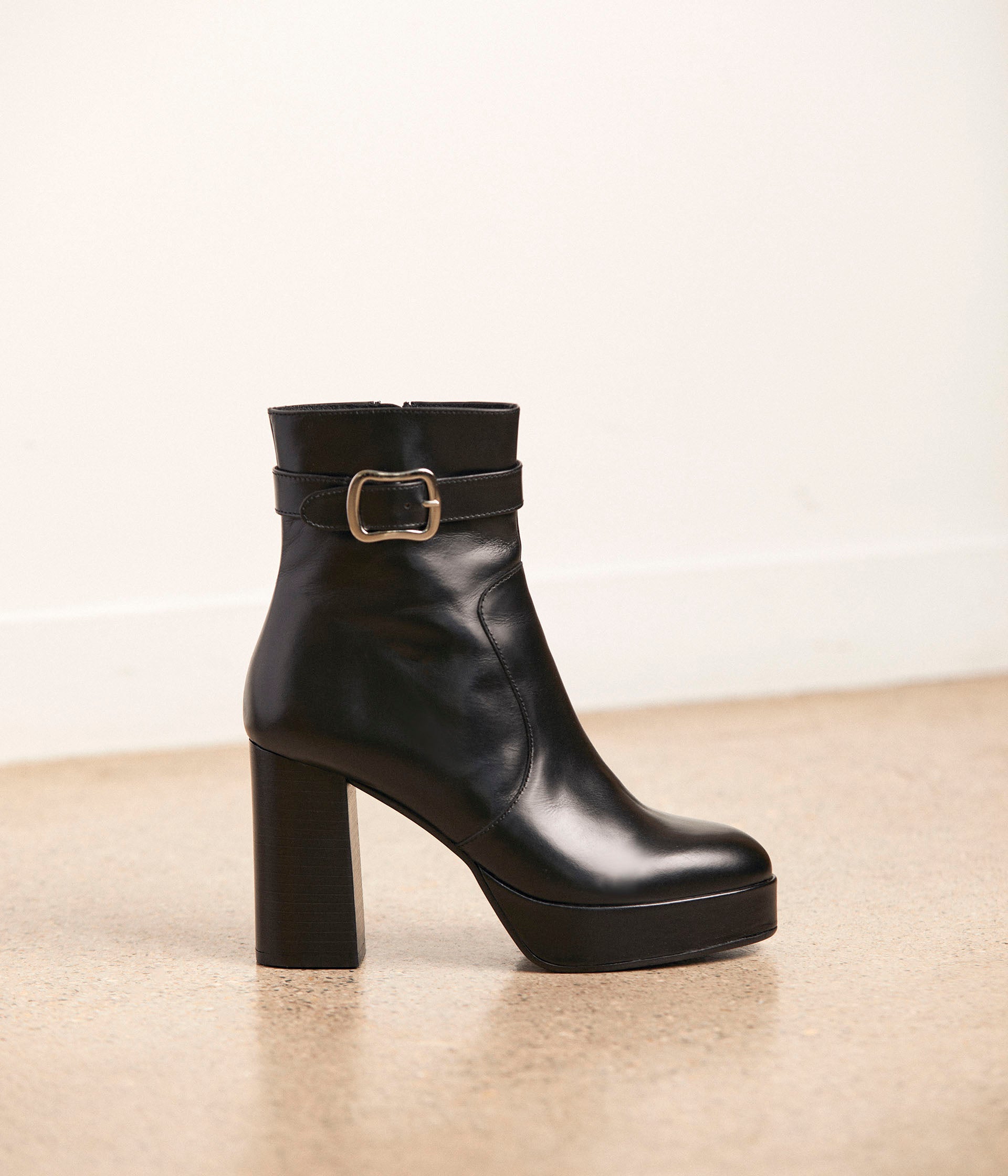 BOOTS À TALON AVENTINE NOIR Seconde chance - 92,00 € BOOTS À TALON AVENTINE NOIR Seconde chance Mellow Yellow reconditionné disponible sur Claquettes Market | Dero