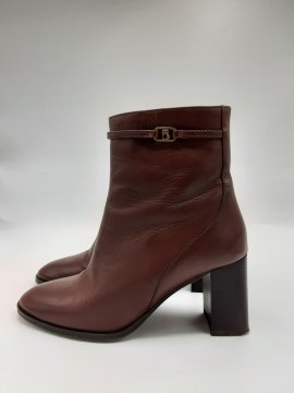 boots bocage de seconde main - 60,00 € boots bocage de seconde main Bocage reconditionné disponible sur Claquettes Market
