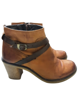 boots cuir camel de seconde main - 15,00 € boots cuir camel de seconde main N/A reconditionné disponible sur Claquettes Market | Dero