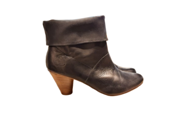 Boots Lady Dia noires de seconde main - 20,00 € Boots Lady Dia noires de seconde main reconditionné disponible sur Claquettes Market