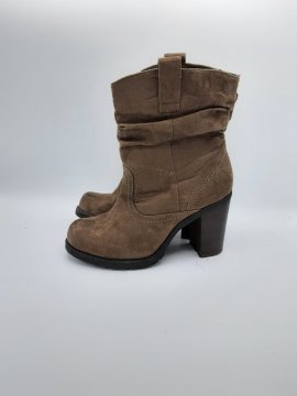 boots marron de seconde main - 10,00 € boots marron de seconde main reconditionné disponible sur Claquettes Market