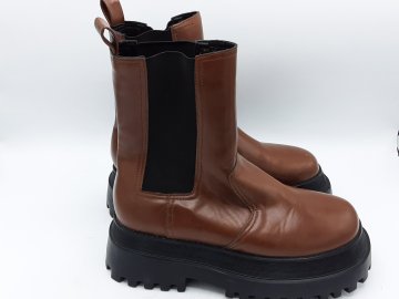 boots marron shein de seconde main - 15,00 € boots marron shein de seconde main reconditionné disponible sur Claquettes Market