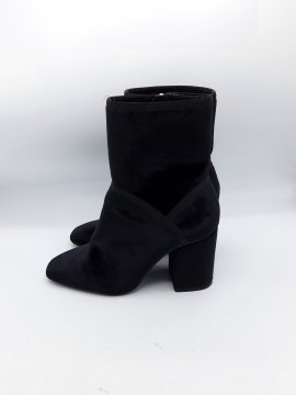 Boots Massimo Dutti noir de seonde main - 30,00 € Boots Massimo Dutti noir de seonde main reconditionné disponible sur Claquettes Market