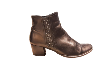 Boots noires de seconde main État correct - 20,00 € Boots noires de seconde main État correct N/A reconditionné disponible sur Claquettes Market