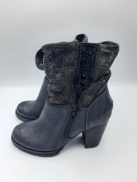 Acheter boots talon Bunker noir de seconde main - 20,00 € boots talon Bunker noir de seconde main Geox reconditionné disponible sur Claquettes Market