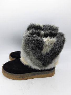 Acheter Boots VANESSA WU noirs de seconde main - 25,00 € Boots VANESSA WU noirs de seconde main N/A reconditionné disponible sur Claquettes Market