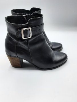 Boots - 15,00 € Boots N/A reconditionné disponible sur Claquettes Market