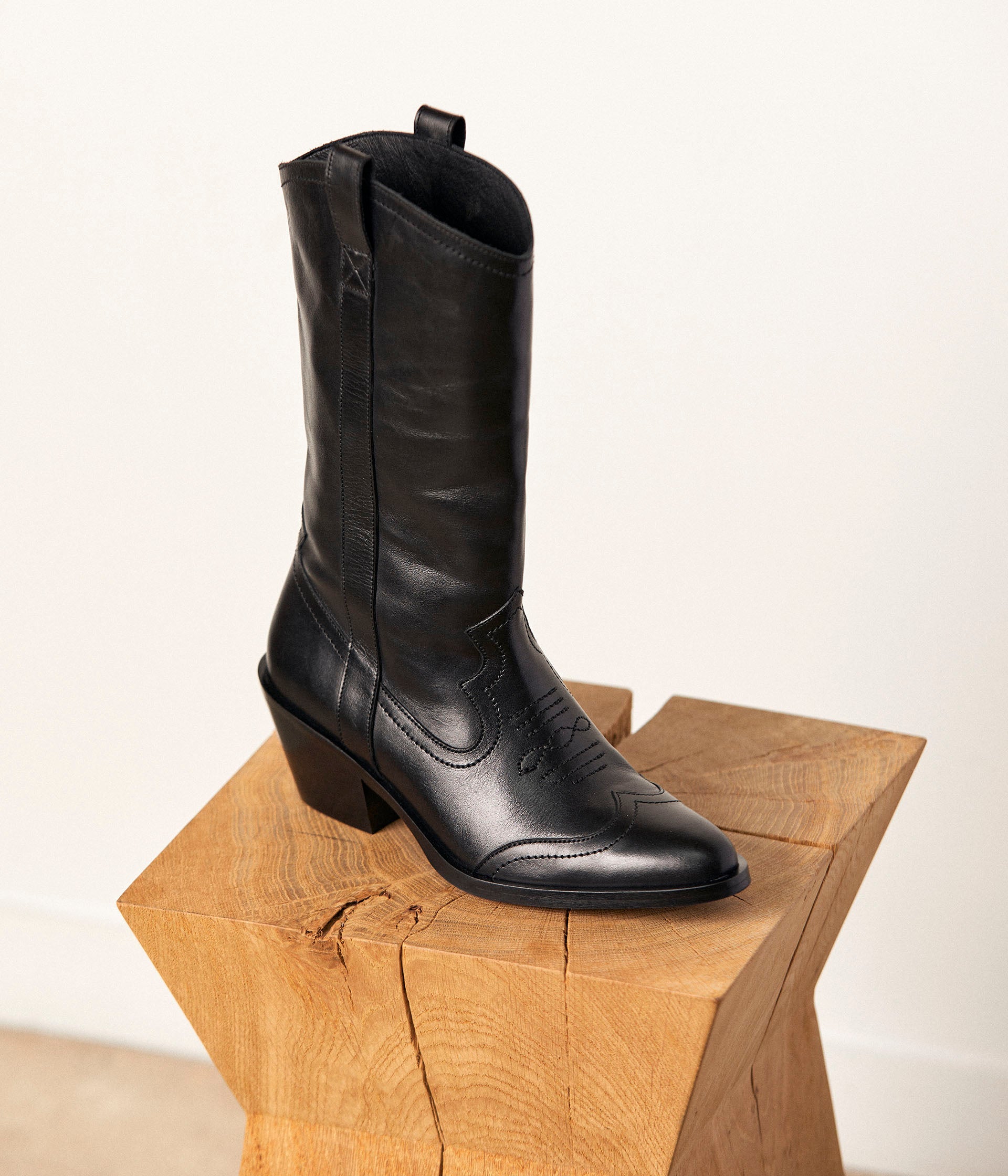 BOTTE À TALON CANELLE NOIR Seconde chance - 88,00 € BOTTE À TALON CANELLE NOIR Seconde chance Mellow Yellow reconditionné disponible sur Claquettes Market
