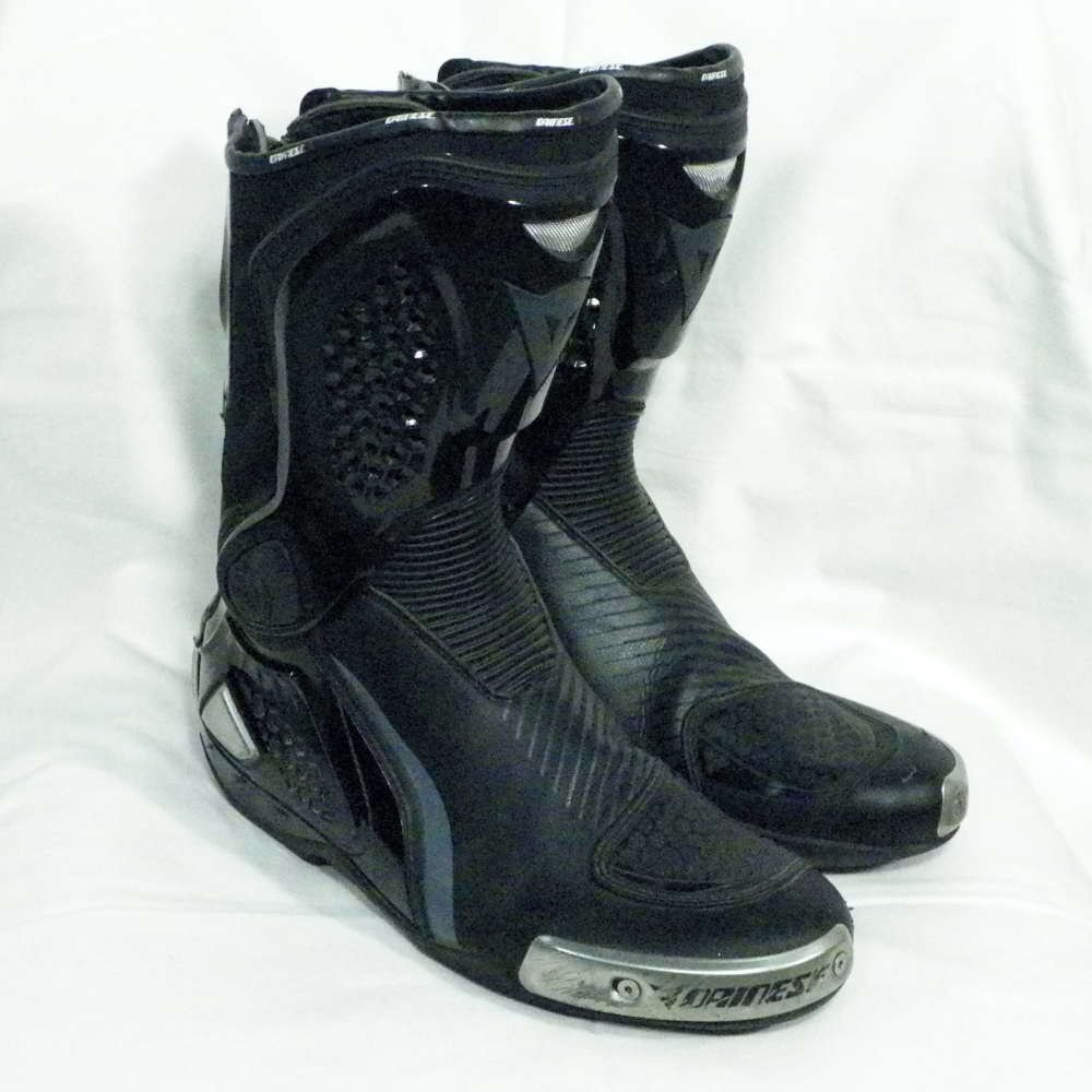 Botte de Moto Homme Noir DAINESE Pointure 43 Bon état - 90,00 € Botte de Moto Homme Noir DAINESE Pointure 43 Bon état reconditionné disponible sur Label Emmaüs
