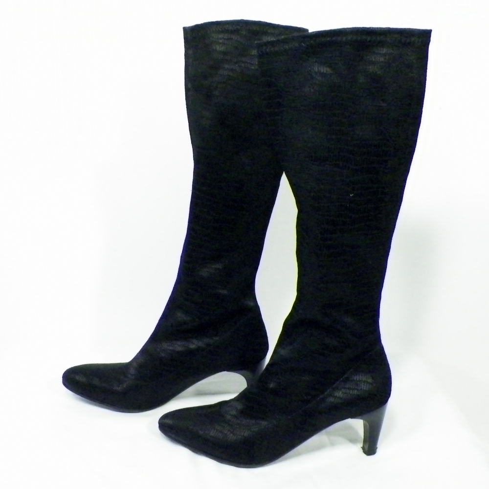 Acheter Botte Femme Noire AZUREE Pointure Estimée 35. Bon état - 10,00 € Botte Femme Noire AZUREE Pointure Estimée 35. Bon état reconditionné disponible sur Label Emmaüs
