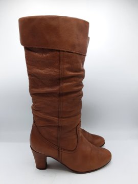Bottes BATA camel de seconde main Bon état - 25,00 € Bottes BATA camel de seconde main Bon état Bata reconditionné disponible sur Claquettes Market