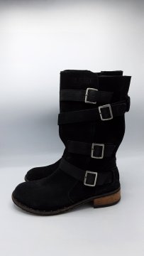 Bottes Buggy noir de seconde main Très bon état - 17,00 € Bottes Buggy noir de seconde main Très bon état N/A reconditionné disponible sur Claquettes Market