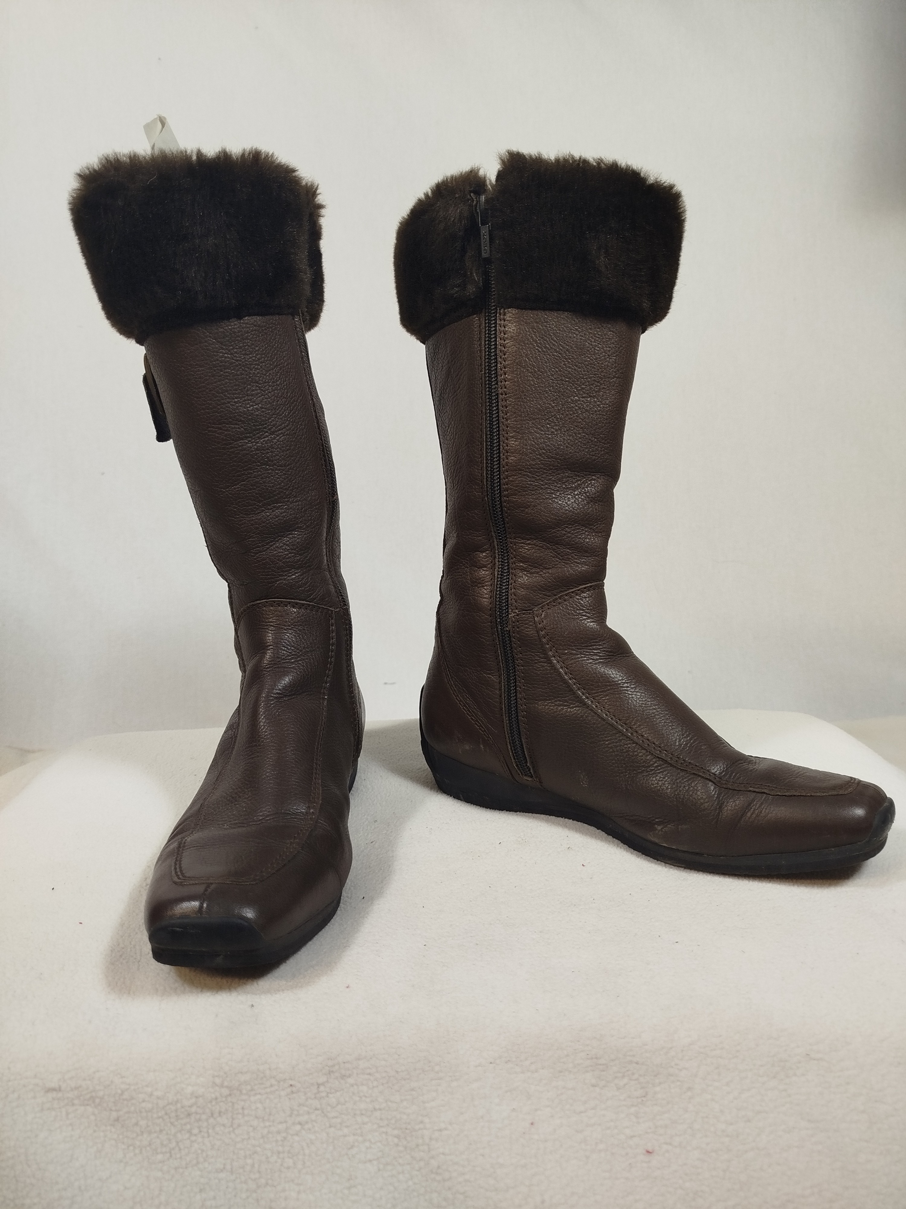 Bottes cuir marron Femme - Geox - T 38 Très bon état - 10,00 € Bottes cuir marron Femme - Geox - T 38 Très bon état reconditionné disponible sur Label Emmaüs