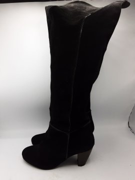 Bottes cuissardes noires de seconde main Bon état - 25,00 € Bottes cuissardes noires de seconde main Bon état Geox reconditionné disponible sur Claquettes Market