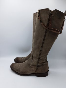 Bottes grise de seconde main Bon état - 20,00 € Bottes grise de seconde main Bon état N/A reconditionné disponible sur Claquettes Market