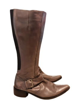 Bottes grises de seconde main Bon état - 20,00 € Bottes grises de seconde main Bon état N/A reconditionné disponible sur Claquettes Market
