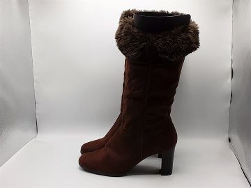 Acheter Bottes marron fourrées suédine 40 seconde main - 15,00 € Bottes marron fourrées suédine 40 seconde main reconditionné disponible sur Claquettes Market