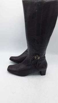 bottes marron seconde main État correct - 25,00 € bottes marron seconde main État correct Geox reconditionné disponible sur Claquettes Market