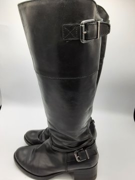 Acheter bottes noir à talons - 15,00 € | Dero bottes noir à talons N/A reconditionné disponible sur Claquettes Market | Dero