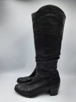 Bottes noir de seconde main Bon état - 20,00 € Bottes noir de seconde main Bon état N/A reconditionné disponible sur Claquettes Market