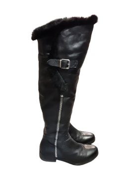 Bottes noires de seconde main - 30,00 € Bottes noires de seconde main N/A reconditionné disponible sur Claquettes Market