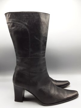 Bottes pointues - 12,00 € Bottes pointues N/A reconditionné disponible sur Claquettes Market | Dero