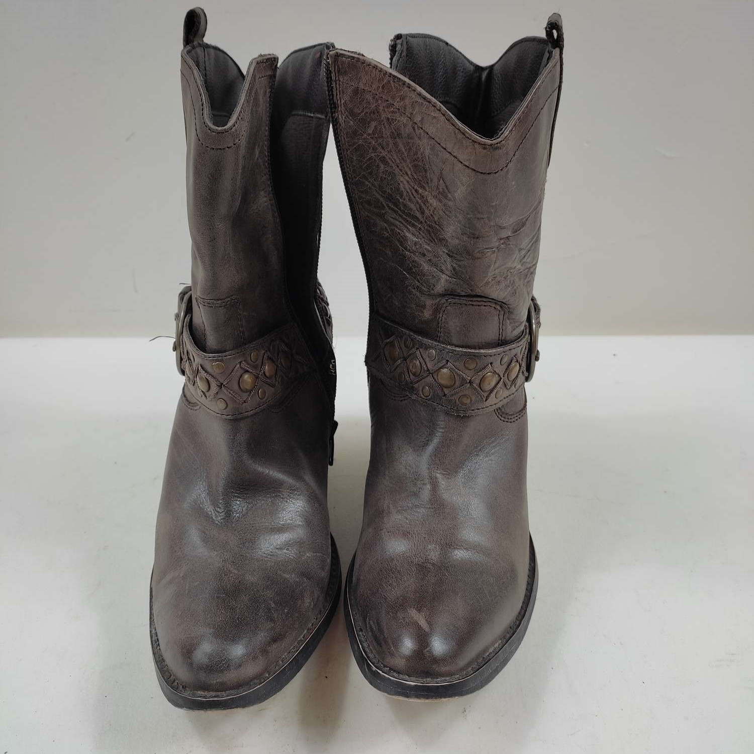 Acheter Bottes style cow boy femme T39 État correct - 10,00 € Bottes style cow boy femme T39 État correct reconditionné disponible sur Label Emmaüs