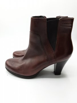 Bottines à talon de seconde main de la gamme ESPRIT - 10,00 € Bottines à talon de seconde main de la gamme ESPRIT Esprit reconditionné disponible sur Claquettes Market | Dero