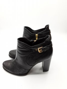 Bottines à talons noires bata de seconde main Très bon état - 25,00 € Bottines à talons noires bata de seconde main Très bon état Bata reconditionné disponible sur Claquettes Market