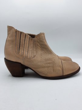 Acheter Bottines BOCAGE beiges de seconde main - 15,00 € Bottines BOCAGE beiges de seconde main reconditionné disponible sur Claquettes Market