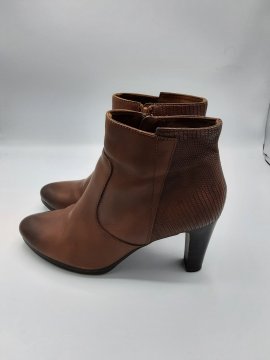 Bottines couleur camel de seconde main - 15,00 € Bottines couleur camel de seconde main reconditionné disponible sur Claquettes Market
