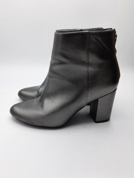 Acheter Bottines de seconde main de la gamme CAMAÏEU - 10,00 € Bottines de seconde main de la gamme CAMAÏEU reconditionné disponible sur Claquettes Market