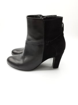 Bottines de seconde main de la gamme texto - 25,00 € Bottines de seconde main de la gamme texto reconditionné disponible sur Claquettes Market