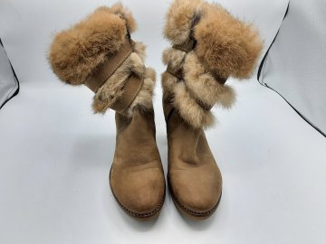 Bottines de seconde main Très bon état - 20,00 € Bottines de seconde main Très bon état Geox reconditionné disponible sur Claquettes Market