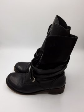 Bottines de seconde main Bon état - 10,00 € Bottines de seconde main Bon état Naf Naf reconditionné disponible sur Claquettes Market
