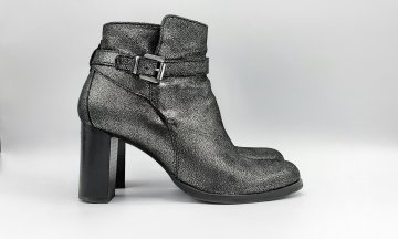 Acheter Bottines effet pailletée de seconde mains - 25,00 € Bottines effet pailletée de seconde mains Minelli reconditionné disponible sur Claquettes Market