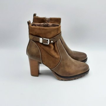 Acheter Bottines Eram marron de seconde main - 25,00 € | Dero Bottines Eram marron de seconde main Eram reconditionné disponible sur Claquettes Market | Dero