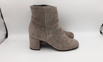 Acheter Bottines gris ANDRE seconde main - 20,00 € Bottines gris ANDRE seconde main André reconditionné disponible sur Claquettes Market
