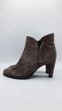 Acheter Bottines gris de seconde mains - 25,00 € Bottines gris de seconde mains N/A reconditionné disponible sur Claquettes Market