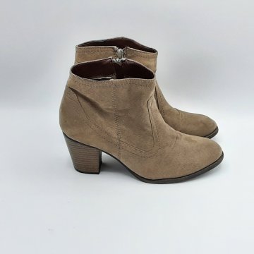 Acheter Bottines marron de seconde main - 13,00 € | Dero Bottines marron de seconde main N/A reconditionné disponible sur Claquettes Market | Dero