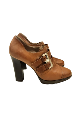 Acheter Bottines marrons de seconde main de la marque Janet & Janet - 30,00 € | Dero Bottines marrons de seconde main de la marque Janet & Janet N/A reconditionné disponible sur Claquettes Market | Dero
