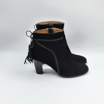 Acheter Bottines Monoprix noires de seconde main - 25,00 € Bottines Monoprix noires de seconde main Monoprix reconditionné disponible sur Claquettes Market