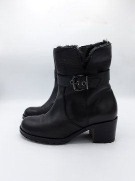 Acheter Bottines noir a talons de seconde main - 28,00 € Bottines noir a talons de seconde main N/A reconditionné disponible sur Claquettes Market