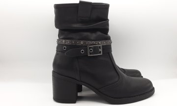 Acheter Bottines noir à talons seconde main - 20,00 € Bottines noir à talons seconde main N/A reconditionné disponible sur Claquettes Market