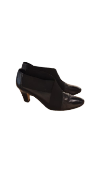 Acheter Bottines noir cuir à talons de seconde main pointure 37 - 25,00 € Bottines noir cuir à talons de seconde main pointure 37 N/A reconditionné disponible sur Claquettes Market