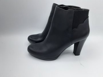 Acheter Bottines noir en cuir de seconde main - 30,00 € Bottines noir en cuir de seconde main Eram reconditionné disponible sur Claquettes Market